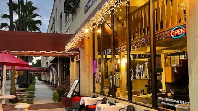 La terrasse du restaurant Côté France, à la tombée du jour, dans le centre de Venice en Floride