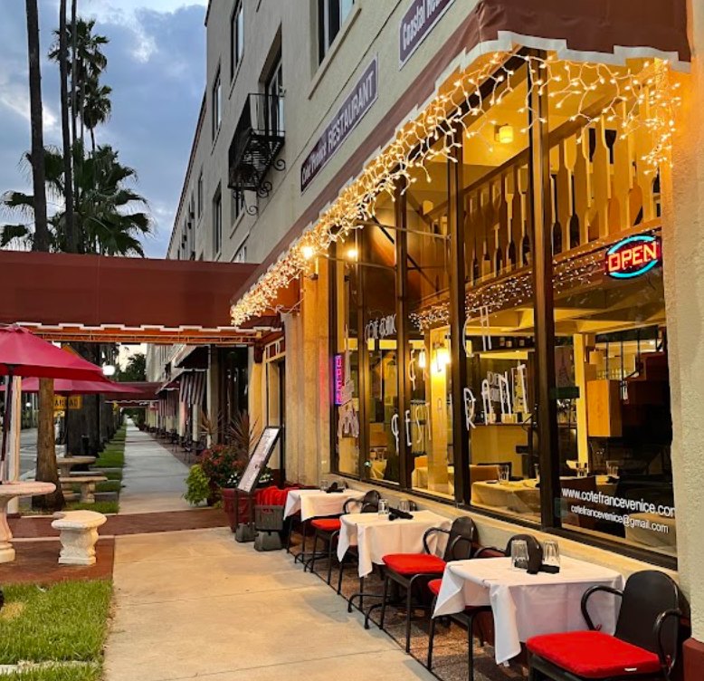La terrasse du restaurant Côté France, à la tombée du jour, dans le centre de Venice en Floride