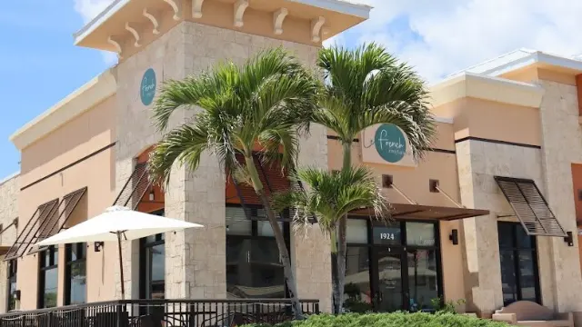 Façade du restaurant Le French, à Indian Harbour Beach en Floride